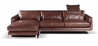Schienale imbottito in piuma per Jasmine di Calia Italia che è una vera e propria postazione relax grazie alla chaise longue incorporata e ai cuscini poggia reni; la struttura è sorretta da una base in acciaio lucido. Misura L 300 x P 167 x H 83 cm. Prezzo della versione base 3.730 euro. www.caliaitalia.com Schienale imbottito in piuma per Jasmine di Calia Italia che è una vera e propria postazione relax grazie alla chaise longue incorporata e ai cuscini poggia reni; la struttura è sorretta da una base in acciaio lucido. Misura L 300 x P 167 x H 83 cm. Prezzo della versione base 3.730 euro. www.caliaitalia.com