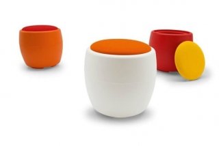 Candy di Calligaris è colorato e vivace dalle forme tondeggianti, adatto ai diversi ambienti della casa: zona giorno, stanza dei ragazzi, zona notte. è anche un’ottima soluzione salva-spazio perché dotato di un pratico vano contenitore interno, grazie al sedile rotondo rimovibile. La struttura è in plastica (polietilene) mentre la seduta è rivestita in tessuto (sfoderabile), entrambi disponibili in diverse finiture da abbinare liberamente tra loro, per ottenere numerose combinazioni di colori. Misura Ø 48 x H 45 cm. Prezzo a partire da 131 euro. www.calligaris.it Candy di Calligaris è colorato e vivace dalle forme tondeggianti, adatto ai diversi ambienti della casa: zona giorno, stanza dei ragazzi, zona notte. è anche un’ottima soluzione salva-spazio perché dotato di un pratico vano contenitore interno, grazie al sedile rotondo rimovibile. La struttura è in plastica (polietilene) mentre la seduta è rivestita in tessuto (sfoderabile), entrambi disponibili in diverse finiture da abbinare liberamente tra loro, per ottenere numerose combinazioni di colori. Misura Ø 48 x H 45 cm. Prezzo a partire da 131 euro. www.calligaris.it