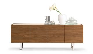 <strong>Horizon</strong> di <strong>Calligaris</strong> è una credenza con 4 ante e 1 cassetto centrale adatta al salotto o alla zona giorno. Le ante centrali hanno un sistema di apertura a spinta (push-pull) mentre il cassetto Ë dotato di un sistema di chiusura con richiamo ammortizzato. La struttura in legno internamente è composta da 4 vani, di cui i 2 laterali sono dotati di un ripiano in vetro, mentre il top superiore Ë in vetro. La base in metallo cromato, Misura: L 120 x P 50 xH 141 cm. Prezzo a partire da 1.641 euro. <strong>www.calligaris.it</strong> <strong>Horizon</strong> di <strong>Calligaris</strong> è una credenza con 4 ante e 1 cassetto centrale adatta al salotto o alla zona giorno. Le ante centrali hanno un sistema di apertura a spinta (push-pull) mentre il cassetto Ë dotato di un sistema di chiusura con richiamo ammortizzato. La struttura in legno internamente è composta da 4 vani, di cui i 2 laterali sono dotati di un ripiano in vetro, mentre il top superiore Ë in vetro. La base in metallo cromato, Misura: L 120 x P 50 xH 141 cm. Prezzo a partire da 1.641 euro. <strong>www.calligaris.it</strong>