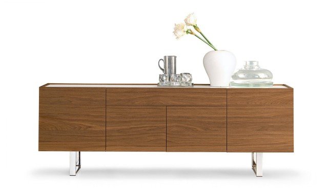 <strong>Horizon</strong> di <strong>Calligaris</strong> è una credenza con 4 ante e 1 cassetto centrale adatta al salotto o alla zona giorno. Le ante centrali hanno un sistema di apertura a spinta (push-pull) mentre il cassetto Ë dotato di un sistema di chiusura con richiamo ammortizzato. La struttura in legno internamente è composta da 4 vani, di cui i 2 laterali sono dotati di un ripiano in vetro, mentre il top superiore Ë in vetro. La base in metallo cromato, Misura: L 120 x P 50 xH 141 cm. Prezzo a partire da 1.641 euro. <strong>www.calligaris.it</strong> <strong>Horizon</strong> di <strong>Calligaris</strong> è una credenza con 4 ante e 1 cassetto centrale adatta al salotto o alla zona giorno. Le ante centrali hanno un sistema di apertura a spinta (push-pull) mentre il cassetto Ë dotato di un sistema di chiusura con richiamo ammortizzato. La struttura in legno internamente è composta da 4 vani, di cui i 2 laterali sono dotati di un ripiano in vetro, mentre il top superiore Ë in vetro. La base in metallo cromato, Misura: L 120 x P 50 xH 141 cm. Prezzo a partire da 1.641 euro. <strong>www.calligaris.it</strong>