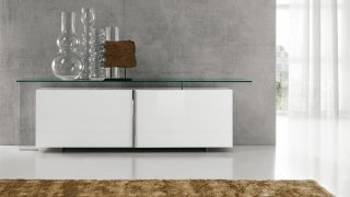 Due ante scorrevoli per la madia con struttura in legno laccato bianco o nero lucido. Top e particolari in cristallo trasparente, cristallo trasparente extrachiaro o cristallo fumè. Ripiani interni in cristallo trasparente.Misura L 240 x P 60 x H 73 cm. Prezzo a partire da 3.855 euro. www.cattelanitalia.com Due ante scorrevoli per la madia con struttura in legno laccato bianco o nero lucido. Top e particolari in cristallo trasparente, cristallo trasparente extrachiaro o cristallo fumè. Ripiani interni in cristallo trasparente.Misura L 240 x P 60 x H 73 cm. Prezzo a partire da 3.855 euro. www.cattelanitalia.com