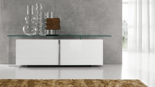 Due ante scorrevoli per la madia con struttura in legno laccato bianco o nero lucido. Top e particolari in cristallo trasparente, cristallo trasparente extrachiaro o cristallo fumè. Ripiani interni in cristallo trasparente.Misura L 240 x P 60 x H 73 cm. Prezzo a partire da 3.855 euro. www.cattelanitalia.com Due ante scorrevoli per la madia con struttura in legno laccato bianco o nero lucido. Top e particolari in cristallo trasparente, cristallo trasparente extrachiaro o cristallo fumè. Ripiani interni in cristallo trasparente.Misura L 240 x P 60 x H 73 cm. Prezzo a partire da 3.855 euro. www.cattelanitalia.com