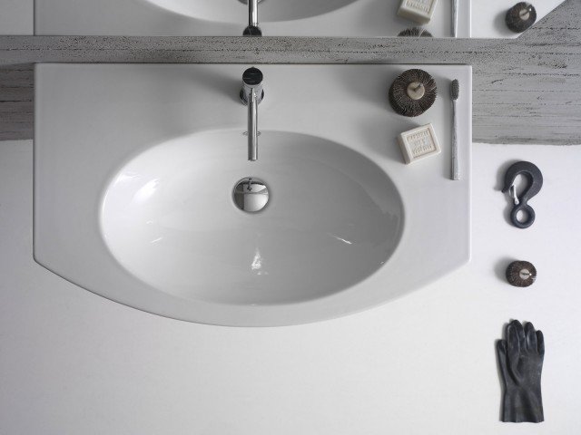 lavabo a installazione sospesa collezione 4ALL di Globo con foro troppopieno in ceramica bianca. lavabo a installazione sospesa collezione 4ALL di Globo con foro troppopieno in ceramica bianca.
