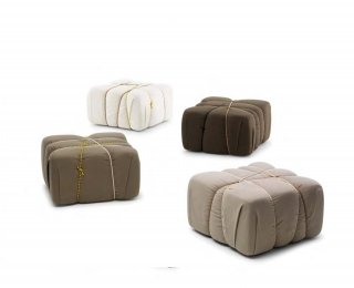 Che Pakko è il divertente pouf di Mogg. Il suo rivestimento in lino 100% (non sfoderabile) è racchiuso da corde nautiche colorate. Un involucro soffice, disponibile in quattro varianti di colore, bianco, ecrù, sabbia e taupè. Misura L 65 x P 65 x H 40 cm. Prezzo 543 euro. www.mogg.it Che Pakko è il divertente pouf di Mogg. Il suo rivestimento in lino 100% (non sfoderabile) è racchiuso da corde nautiche colorate. Un involucro soffice, disponibile in quattro varianti di colore, bianco, ecrù, sabbia e taupè. Misura L 65 x P 65 x H 40 cm. Prezzo 543 euro. www.mogg.it