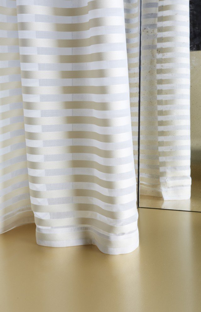 Parallel, tessuto leggero in filato opaco abbinato a raso lucido. Ideale per la confezione di tende di ambienti classici e contemporanei. Alto 300 cm, prezzo al metro 165, di Dedar. www.dedar.com Parallel, tessuto leggero in filato opaco abbinato a raso lucido. Ideale per la confezione di tende di ambienti classici e contemporanei. Alto 300 cm, prezzo al metro 165, di Dedar. www.dedar.com