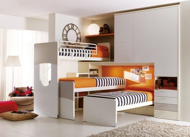 All’interno della collezione di Doimo City Line la composizione 404 è stata studiata per ottimizzare uno spazio a disposizione anche per tre bambini. Dalla combinazione tra soppalco angolare e boiserie prende forma una composizione unica in grado di offrire contenimento, grazie agli armadi a ponte, unitamente a tre letti sovrapponibili che riducono al minimo l’ingombro. Una parete, tante funzioni: dal contenere, al riposo al gioco. Tutto è allestito con cura per il dettaglio e l’attenzione necessaria in ogni ambientazione. Anche la luce gioca la sua parte con soluzioni originali e interessanti come l’illuminazione a faretti incassati sottoponte. La composizione nell’immagine misura L 300 x P 200 x H 290 cm. Prezzo su richiesta. www.doimocityline.com All’interno della collezione di Doimo City Line la composizione 404 è stata studiata per ottimizzare uno spazio a disposizione anche per tre bambini. Dalla combinazione tra soppalco angolare e boiserie prende forma una composizione unica in grado di offrire contenimento, grazie agli armadi a ponte, unitamente a tre letti sovrapponibili che riducono al minimo l’ingombro. Una parete, tante funzioni: dal contenere, al riposo al gioco. Tutto è allestito con cura per il dettaglio e l’attenzione necessaria in ogni ambientazione. Anche la luce gioca la sua parte con soluzioni originali e interessanti come l’illuminazione a faretti incassati sottoponte. La composizione nell’immagine misura L 300 x P 200 x H 290 cm. Prezzo su richiesta. www.doimocityline.com