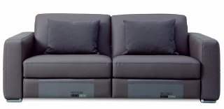 2. Massimo comfort per Dylan di Doimo Sofas che è dotato di un meccanismo relax elettrico o manuale che consente di alzare a piacimento il poggiapiedi e di reclinare lo schienale; le sedute sono tutte indipendenti e ha un piedino in metallo cromato di forma squadrata che ne riprende il design essenziale. Misura L 210 x P 97 x H 80 cm. Prezzo della versione base 1.202 euro. www.doimosofas.it 2. Massimo comfort per Dylan di Doimo Sofas che è dotato di un meccanismo relax elettrico o manuale che consente di alzare a piacimento il poggiapiedi e di reclinare lo schienale; le sedute sono tutte indipendenti e ha un piedino in metallo cromato di forma squadrata che ne riprende il design essenziale. Misura L 210 x P 97 x H 80 cm. Prezzo della versione base 1.202 euro. www.doimosofas.it