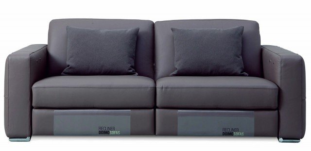 2. Massimo comfort per Dylan di Doimo Sofas che è dotato di un meccanismo relax elettrico o manuale che consente di alzare a piacimento il poggiapiedi e di reclinare lo schienale; le sedute sono tutte indipendenti e ha un piedino in metallo cromato di forma squadrata che ne riprende il design essenziale. Misura L 210 x P 97 x H 80 cm. Prezzo della versione base 1.202 euro. www.doimosofas.it 2. Massimo comfort per Dylan di Doimo Sofas che è dotato di un meccanismo relax elettrico o manuale che consente di alzare a piacimento il poggiapiedi e di reclinare lo schienale; le sedute sono tutte indipendenti e ha un piedino in metallo cromato di forma squadrata che ne riprende il design essenziale. Misura L 210 x P 97 x H 80 cm. Prezzo della versione base 1.202 euro. www.doimosofas.it