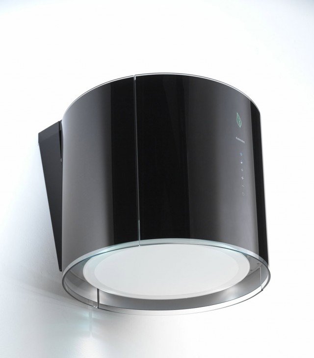 E’ racchiusa in una semplice forma cilindrica da 45 cm tutta l’innovativa tecnologia della cappa Eolo di Falmec. Dotata di sistema ionizzante per la purificazione dell’aria, ha struttura in vetro temperato bianco o nero, aspirazione perimetrale e motore da 450 m3/h con controllo regolabile a 4 velocità. Prezzo 2.444 euro. www.falmec.com E’ racchiusa in una semplice forma cilindrica da 45 cm tutta l’innovativa tecnologia della cappa Eolo di Falmec. Dotata di sistema ionizzante per la purificazione dell’aria, ha struttura in vetro temperato bianco o nero, aspirazione perimetrale e motore da 450 m3/h con controllo regolabile a 4 velocità. Prezzo 2.444 euro. www.falmec.com
