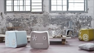 Combinando insieme l'idea del linguaggio “emoticon” e la forma del tasto di un pc, nasce la forma di quest’originale pouf dall’effetto davvero irresistibile! Perfetto per la casa del vero tech-addicted è realizzato con tessuto sfoderabile. Pi’Gio di Formabilio è disponibile in 3 colori: verde, azzurro e beige. Misura L 48 x P 50 x H 45 cm. Prezzo 112 euro. https://it.formabilio.com Combinando insieme l'idea del linguaggio “emoticon” e la forma del tasto di un pc, nasce la forma di quest’originale pouf dall’effetto davvero irresistibile! Perfetto per la casa del vero tech-addicted è realizzato con tessuto sfoderabile. Pi’Gio di Formabilio è disponibile in 3 colori: verde, azzurro e beige. Misura L 48 x P 50 x H 45 cm. Prezzo 112 euro. https://it.formabilio.com
