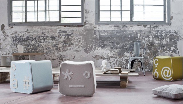 Combinando insieme l'idea del linguaggio “emoticon” e la forma del tasto di un pc, nasce la forma di quest’originale pouf dall’effetto davvero irresistibile! Perfetto per la casa del vero tech-addicted è realizzato con tessuto sfoderabile. Pi’Gio di Formabilio è disponibile in 3 colori: verde, azzurro e beige. Misura L 48 x P 50 x H 45 cm. Prezzo 112 euro. https://it.formabilio.com Combinando insieme l'idea del linguaggio “emoticon” e la forma del tasto di un pc, nasce la forma di quest’originale pouf dall’effetto davvero irresistibile! Perfetto per la casa del vero tech-addicted è realizzato con tessuto sfoderabile. Pi’Gio di Formabilio è disponibile in 3 colori: verde, azzurro e beige. Misura L 48 x P 50 x H 45 cm. Prezzo 112 euro. https://it.formabilio.com