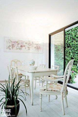 galliena-cornice-sul-giardino-living-tavolo