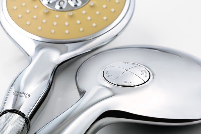 La manopola doccia Power&Soul Natural Colors di Grohe ha l’erogatore per selezionare con un semplice click i getti d’acqua sul suo retro. La si può scegliere nelle nuove tonalità naturali della terra e della pietra. Prezzo su preventivo. www.grohe.com La manopola doccia Power&Soul Natural Colors di Grohe ha l’erogatore per selezionare con un semplice click i getti d’acqua sul suo retro. La si può scegliere nelle nuove tonalità naturali della terra e della pietra. Prezzo su preventivo. www.grohe.com