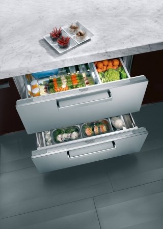 Il frigorifero a cassetti da 90 cm BDR 190 AAI/HA di Hotpoint-Ariston in classe d’efficienza A+, ha capacità totale di 190 litri. Il cassetto superiore ha temperatura regolabile da +5 a +7°C, quello inferiore da +2 a +4°C. E’ dotato di contenitori asportabili. Prezzo da rivenditore. www.hotpoint-ariston.it Il frigorifero a cassetti da 90 cm BDR 190 AAI/HA di Hotpoint-Ariston in classe d’efficienza A+, ha capacità totale di 190 litri. Il cassetto superiore ha temperatura regolabile da +5 a +7°C, quello inferiore da +2 a +4°C. E’ dotato di contenitori asportabili. Prezzo da rivenditore. www.hotpoint-ariston.it