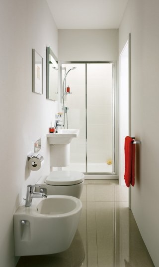 water e bidet sospesi, lavandino in ceramica a semicolonna e doccia in nicchia per bagno lungo e stretto, soluzione Connect Space di Ideal Standard water e bidet sospesi, lavandino in ceramica a semicolonna e doccia in nicchia per bagno lungo e stretto, soluzione Connect Space di Ideal Standard