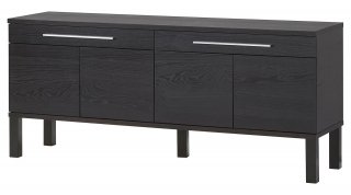 È caratterizzata da ante senza maniglia apribili con una leggera pressione e da due cassetti la madia <strong>Bjursta</strong> <strong>di</strong> <strong>Ikea, realizzata in truciolare con impiallacciatura di frassino. All’interno 2 i ripiani regolabili. Misura L 155 x P 40 x H 68 cm. Prezzo 199 euro. <strong>www.ikea.com.it</strong> È caratterizzata da ante senza maniglia apribili con una leggera pressione e da due cassetti la madia <strong>Bjursta</strong> <strong>di</strong> <strong>Ikea, realizzata in truciolare con impiallacciatura di frassino. All’interno 2 i ripiani regolabili. Misura L 155 x P 40 x H 68 cm. Prezzo 199 euro. <strong>www.ikea.com.it</strong>