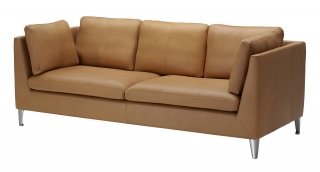 Il divano tre posti di Ikea Stockholm ha i piedini in alluminio ed è interamente rivestito in fior di pelle che lo rende piacevole al tatto; con il tempo il pellame tende a scurirsi e diventa più morbido. Misura L 211 x P 88 x 80 cm. Prezzo 1.599 euro. www.ikea.it Il divano tre posti di Ikea Stockholm ha i piedini in alluminio ed è interamente rivestito in fior di pelle che lo rende piacevole al tatto; con il tempo il pellame tende a scurirsi e diventa più morbido. Misura L 211 x P 88 x 80 cm. Prezzo 1.599 euro. www.ikea.it