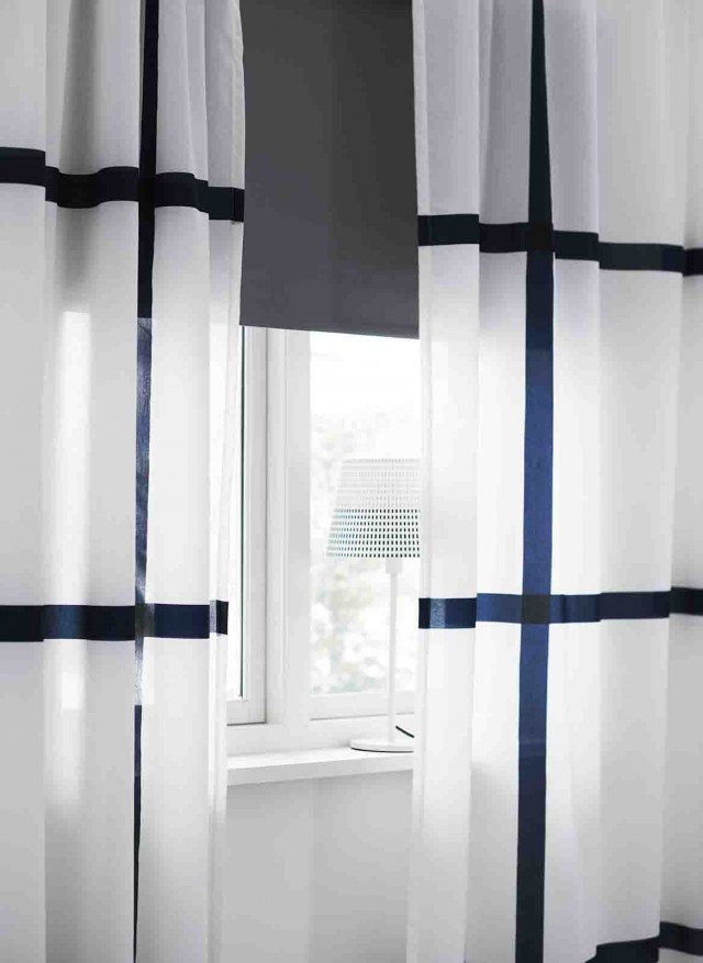 Marmorblad, leggera e filtrante la tenda bianca e blu in misto poliestere 70% e cotone 30%. Misura L 145 x H 300 e costa 14,99 euro. Qui abbinata a Tupplur, tenda a rullo oscurante in 100% cotone trattato con plastica acrilica. Si fissa sia all’interno del telaio della finestra, sia all’esterno, oppure a soffitto. Disponibilie anche in altri colori e dimensioni, misura L 140 x H 195 e costa 28,99 euro. Tutto di Ikea. www.ikea.it Marmorblad, leggera e filtrante la tenda bianca e blu in misto poliestere 70% e cotone 30%. Misura L 145 x H 300 e costa 14,99 euro. Qui abbinata a Tupplur, tenda a rullo oscurante in 100% cotone trattato con plastica acrilica. Si fissa sia all’interno del telaio della finestra, sia all’esterno, oppure a soffitto. Disponibilie anche in altri colori e dimensioni, misura L 140 x H 195 e costa 28,99 euro. Tutto di Ikea. www.ikea.it