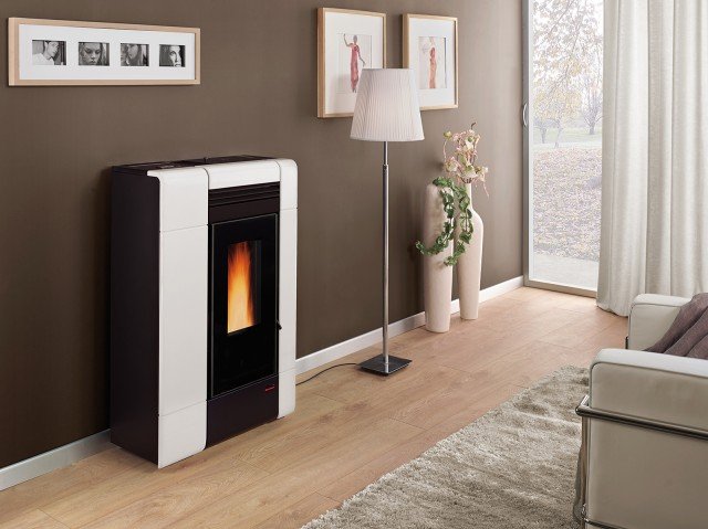 La profondità ridotta della stufa a pellet ne consente l’installazione anche in stanze di passaggio come i corridoi. Realizzata con rivestimento in maiolica, è disponibile nei colori bordeaux e bianco e può riscaldare l’ambiente dove è posizionata e anche altre stanze per mezzo di una canalizzazione fino a 6 metri. Misura L 70,5 x P 29,7 x H 105,7 cm. Costa 2.200 euro Ilenia di La Nordica La profondità ridotta della stufa a pellet ne consente l’installazione anche in stanze di passaggio come i corridoi. Realizzata con rivestimento in maiolica, è disponibile nei colori bordeaux e bianco e può riscaldare l’ambiente dove è posizionata e anche altre stanze per mezzo di una canalizzazione fino a 6 metri. Misura L 70,5 x P 29,7 x H 105,7 cm. Costa 2.200 euro Ilenia di La Nordica