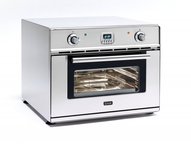 Il forno da incasso, può essere anche mobile e trasportato tramite apposito box da una cucina all’altra, dalla casa di città a quelle delle vacanze. Ha termostato a 400° e controllo elettronico della temperatura. In classe A, all’occorrenza cucina una vera e propria pizza in soli 2 minuti e mezzo. Ha capacità di 35,1 litri con misure interne di L 44 x P 23 x H 45 cm. Prezzo 1.720 euro. www.ilve.it Il forno da incasso, può essere anche mobile e trasportato tramite apposito box da una cucina all’altra, dalla casa di città a quelle delle vacanze. Ha termostato a 400° e controllo elettronico della temperatura. In classe A, all’occorrenza cucina una vera e propria pizza in soli 2 minuti e mezzo. Ha capacità di 35,1 litri con misure interne di L 44 x P 23 x H 45 cm. Prezzo 1.720 euro. www.ilve.it