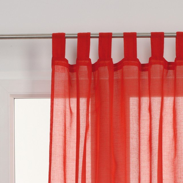 Lol, vivace tenda in filato misto, 82% poliestere e 18% cotone, tessuto semi trasparente che filtra la luce con delicatezza. Con la stessa stoffa i passanti nella parte superiore per il fissaggio a bastone. Si lava in lavatrice a 30 gradi. Un telo misura L 140x H 280 cm e costa 7,00 euro, di Leroy Merlin. www.leroymerlin.it Lol, vivace tenda in filato misto, 82% poliestere e 18% cotone, tessuto semi trasparente che filtra la luce con delicatezza. Con la stessa stoffa i passanti nella parte superiore per il fissaggio a bastone. Si lava in lavatrice a 30 gradi. Un telo misura L 140x H 280 cm e costa 7,00 euro, di Leroy Merlin. www.leroymerlin.it