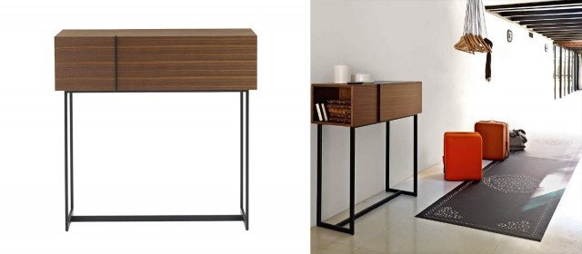 Con Wall Figure di Ligne Roset è una scrivania che si trasforma in un'elegante console. Con un vano portaoggetti supplementare. La profondità della scrivania-consolle e della ribalta consente l'utilizzo di un PC portatile da 17''. L'altezza del piano di lavoro (anta aperta) è di 74 cm. Realizzata con pannelli impiallacciati in noce europeo con venatura orizzontale e basamento in acciaio laccato nero. Misura L 100 x P 35 x H 98,5cm. Prezzo 1.415 euro. www.ligneroset.it Con Wall Figure di Ligne Roset è una scrivania che si trasforma in un'elegante console. Con un vano portaoggetti supplementare. La profondità della scrivania-consolle e della ribalta consente l'utilizzo di un PC portatile da 17''. L'altezza del piano di lavoro (anta aperta) è di 74 cm. Realizzata con pannelli impiallacciati in noce europeo con venatura orizzontale e basamento in acciaio laccato nero. Misura L 100 x P 35 x H 98,5cm. Prezzo 1.415 euro. www.ligneroset.it