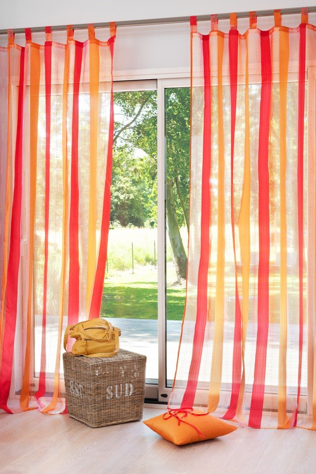 Tenda a righe lampone in tessuto leggero, 100% poliestere, nei toni dell’arancio. Per un ambiente vivace e luminoso. Misura L 145 x H 250, costa 15,90, di Maisons Du Monde. www.maisonsdumonde.com Tenda a righe lampone in tessuto leggero, 100% poliestere, nei toni dell’arancio. Per un ambiente vivace e luminoso. Misura L 145 x H 250, costa 15,90, di Maisons Du Monde. www.maisonsdumonde.com