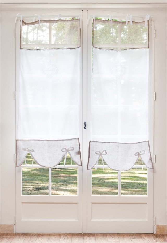 Ste Anne, tenda a vetro in lino bianco 30% con inserti decorativi in color écru. Predisposta con nastri in tessuto per il fissaggio a bastone. Ogni telo misura L 70 x H 160 e costa 27,50 l’uno, di Maisons Du Monde. www.maisonsdumonde.com Ste Anne, tenda a vetro in lino bianco 30% con inserti decorativi in color écru. Predisposta con nastri in tessuto per il fissaggio a bastone. Ogni telo misura L 70 x H 160 e costa 27,50 l’uno, di Maisons Du Monde. www.maisonsdumonde.com