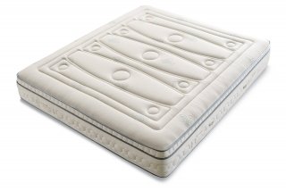 Regency non si gira e non richiede l’ordinaria rotazione sottosopra. Ha l'imbottitura in seta-lino abbinata a uno strato in Trycel SmartClima, un memory foam e uno strato Relastic Fiber. E un materasso modellante, termoregolante, anatomico, con molleggio differenziato in 5 zone e rivestimento traspirante e antibatterico. Disponibili anche nella versione anallergica e climatizzata. Alto 30 cm, nella versione singola costa 1.546 euro. Di Simmons www.simmons.it. Regency non si gira e non richiede l’ordinaria rotazione sottosopra. Ha l'imbottitura in seta-lino abbinata a uno strato in Trycel SmartClima, un memory foam e uno strato Relastic Fiber. E un materasso modellante, termoregolante, anatomico, con molleggio differenziato in 5 zone e rivestimento traspirante e antibatterico. Disponibili anche nella versione anallergica e climatizzata. Alto 30 cm, nella versione singola costa 1.546 euro. Di Simmons www.simmons.it.