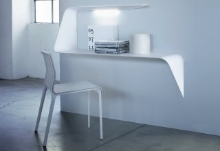 Partendo dall'idea di un nastro continuo che disegna una figura organica sulla parete nasce Mamba DX Led di Mdf Italia. Nuova nella linea, a metà strada tra una mensola e una console con fonte luminosa a led. L'accensione e la regolazione del led avviene tramite il tocco dell'interruttore sensibile Touch. Realizzata in Cristalplant® bianco opaco unisce essenzialià e pulizia della forma con la praticità e funzionalità, adattandosi a qualunque ambiente. Misura L 135 x P 40 x H 93 cm. Prezzo 1.675 euro. www.mdfitalia.it Partendo dall'idea di un nastro continuo che disegna una figura organica sulla parete nasce Mamba DX Led di Mdf Italia. Nuova nella linea, a metà strada tra una mensola e una console con fonte luminosa a led. L'accensione e la regolazione del led avviene tramite il tocco dell'interruttore sensibile Touch. Realizzata in Cristalplant® bianco opaco unisce essenzialià e pulizia della forma con la praticità e funzionalità, adattandosi a qualunque ambiente. Misura L 135 x P 40 x H 93 cm. Prezzo 1.675 euro. www.mdfitalia.it