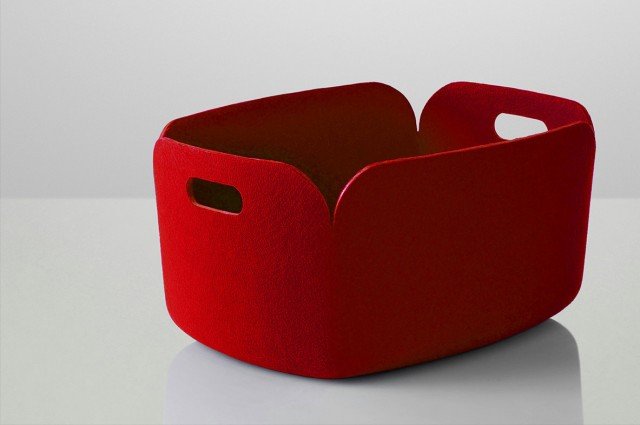 L'utile e originale cesto Restore realizzato da Muuto abbina la funzionalità a materiali ecologici. Realizzato al 100% in pile prodotto con bottiglie PET riciclate, è creato da Mika olvanen. È disponibile in cinque varianti di colore. Misura P 35 x 48 xH 23 cm. Prezzo 79 euro. www.finnishdesignshop.it/Muuto L'utile e originale cesto Restore realizzato da Muuto abbina la funzionalità a materiali ecologici. Realizzato al 100% in pile prodotto con bottiglie PET riciclate, è creato da Mika olvanen. È disponibile in cinque varianti di colore. Misura P 35 x 48 xH 23 cm. Prezzo 79 euro. www.finnishdesignshop.it/Muuto