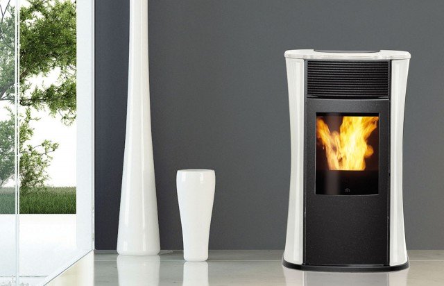 La stufa a pellet con focolare in ghisa e potenza di 6,5 kw, ha sistema che gestisce in automatico la combustione. Il radiocomando consente di accendere e spegnere l’apparecchio e gestire la fase manuale o quella automatica. E’ disponibile con top e fianchi in vetro bianco o nero e frontale nero. Misura L 58 x P 56 x H 96 cm. Costa 2.549,80 euro Mya di Edilkamin La stufa a pellet con focolare in ghisa e potenza di 6,5 kw, ha sistema che gestisce in automatico la combustione. Il radiocomando consente di accendere e spegnere l’apparecchio e gestire la fase manuale o quella automatica. E’ disponibile con top e fianchi in vetro bianco o nero e frontale nero. Misura L 58 x P 56 x H 96 cm. Costa 2.549,80 euro Mya di Edilkamin