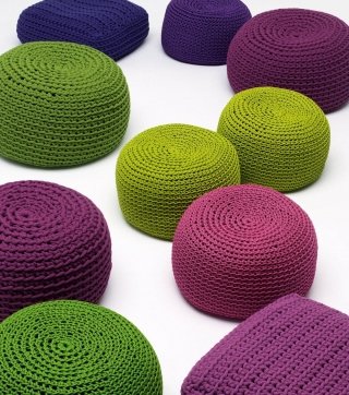 La collezione Picot di Paola Lenti è una serie composta da pouf e cuscini con imbottitura interna in sfere di polistirolo. Il rivestimento è sfoderabile, per ambienti interni ed esteni, è disponibile in una vasta gamma di colori e realizzato a mano all’uncinetto con corda in filato Rope che viene lavorata a mano a crochet secondo una tecnica tradizionale che richiede tempo e abilità. Misura Ø 52 x H 33 cm. Prezzo 616 euro. www.paolalenti.it La collezione Picot di Paola Lenti è una serie composta da pouf e cuscini con imbottitura interna in sfere di polistirolo. Il rivestimento è sfoderabile, per ambienti interni ed esteni, è disponibile in una vasta gamma di colori e realizzato a mano all’uncinetto con corda in filato Rope che viene lavorata a mano a crochet secondo una tecnica tradizionale che richiede tempo e abilità. Misura Ø 52 x H 33 cm. Prezzo 616 euro. www.paolalenti.it