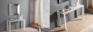 Il design minimale ed essenziale delle gambe della console allungabile Manhattan di Riflessi fa da contrappunto alla luminosità del piano in cristallo extrachiaro, creando un effetto visivo di leggerezza ed esilità. La struttura è in alluminio verniciato con piano in cristallo extrachiaro retroverniciato. Larghezza 90 o 125 , P48 allungabile fino a 80 o 172cm. versione 125 con primo set di allunghe già all'interno del tavolo con sistema di apertura a libro. Tutte le allunghe sono in MDF nella finitura lucido spazzolato per richiamare l'effetto riflettente del cristallo extrachiaro.L 90 x P 48/170 x H 76 cm - L 125 x P 48/80 x H 76 cm - L 125 x P 48/1720 x H 76 cm. Prezzo a partire da 1.452 euro. www.riflessisrl.it Il design minimale ed essenziale delle gambe della console allungabile Manhattan di Riflessi fa da contrappunto alla luminosità del piano in cristallo extrachiaro, creando un effetto visivo di leggerezza ed esilità. La struttura è in alluminio verniciato con piano in cristallo extrachiaro retroverniciato. Larghezza 90 o 125 , P48 allungabile fino a 80 o 172cm. versione 125 con primo set di allunghe già all'interno del tavolo con sistema di apertura a libro. Tutte le allunghe sono in MDF nella finitura lucido spazzolato per richiamare l'effetto riflettente del cristallo extrachiaro.L 90 x P 48/170 x H 76 cm - L 125 x P 48/80 x H 76 cm - L 125 x P 48/1720 x H 76 cm. Prezzo a partire da 1.452 euro. www.riflessisrl.it
