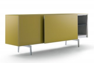 Semplice e rigorosa nell’estetica, contemporanea nello stile, Eileen è proposta da Giuseppe Bavuso per la collezione Rimadesio. Contribuisce a definire un’immagine di leggerezza la struttura di sostegno in nichel satinato e la base in acciaio, che solleva da terra l’elemento contenitore. Le ante complanari sono realizzate in vetro laccato lucido e opaco nei 50 colori Ecolorsystem. Il sistema prevede 50 vetri di diverso colore e 6 tinte in finitura reflex con effetto metallizzato. L’ampia gamma cromatica consente di scegliere la tonalità più adatta al proprio ambiente living. Due le misure proposte L 200/240 x P 45 x H 80 cm. Prezzo a partire da 5.000 euro. www.rimadesio.it Semplice e rigorosa nell’estetica, contemporanea nello stile, Eileen è proposta da Giuseppe Bavuso per la collezione Rimadesio. Contribuisce a definire un’immagine di leggerezza la struttura di sostegno in nichel satinato e la base in acciaio, che solleva da terra l’elemento contenitore. Le ante complanari sono realizzate in vetro laccato lucido e opaco nei 50 colori Ecolorsystem. Il sistema prevede 50 vetri di diverso colore e 6 tinte in finitura reflex con effetto metallizzato. L’ampia gamma cromatica consente di scegliere la tonalità più adatta al proprio ambiente living. Due le misure proposte L 200/240 x P 45 x H 80 cm. Prezzo a partire da 5.000 euro. www.rimadesio.it