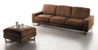 Il divano <strong>Vinci di Rosini</strong> ha grandi e morbidi cuscini imbottiti; è rivestito con un pellame selezionato e poggia su una struttura in metallo. Misura L 242 x P 100 x H 86 cm. Prezzo 2.928 euro <strong>www.rosinidivani.it</strong> Il divano <strong>Vinci di Rosini</strong> ha grandi e morbidi cuscini imbottiti; è rivestito con un pellame selezionato e poggia su una struttura in metallo. Misura L 242 x P 100 x H 86 cm. Prezzo 2.928 euro <strong>www.rosinidivani.it</strong>