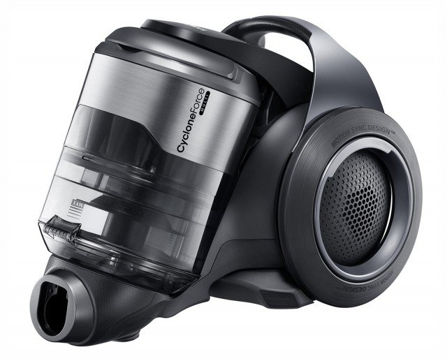 L’ aspirapolvere a traino senza sacco F700 SmartSwing di Samsung ha gli accessori integrati nel manico, l’impugnatura è dotata di comandi a infrarossi e ha lo speciale sensore polvere. Quest’ultimo, posizionato alla base del tubo, passa da rosso a verde quando rileva che una zona è completamente pulita evitando di sprecare tempo. Progettato per seguire qualsiasi movimento, si caratterizza per il corpo girevole indipendente dalle ruote inclinate per muoversi agilmente su ogni superficie. Prezzo a partire da 349 euro. www.samsung.it L’ aspirapolvere a traino senza sacco F700 SmartSwing di Samsung ha gli accessori integrati nel manico, l’impugnatura è dotata di comandi a infrarossi e ha lo speciale sensore polvere. Quest’ultimo, posizionato alla base del tubo, passa da rosso a verde quando rileva che una zona è completamente pulita evitando di sprecare tempo. Progettato per seguire qualsiasi movimento, si caratterizza per il corpo girevole indipendente dalle ruote inclinate per muoversi agilmente su ogni superficie. Prezzo a partire da 349 euro. www.samsung.it