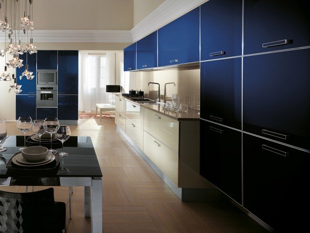 cucina con ante in vetro blu Crystal di Scavolini cucina con ante in vetro blu Crystal di Scavolini