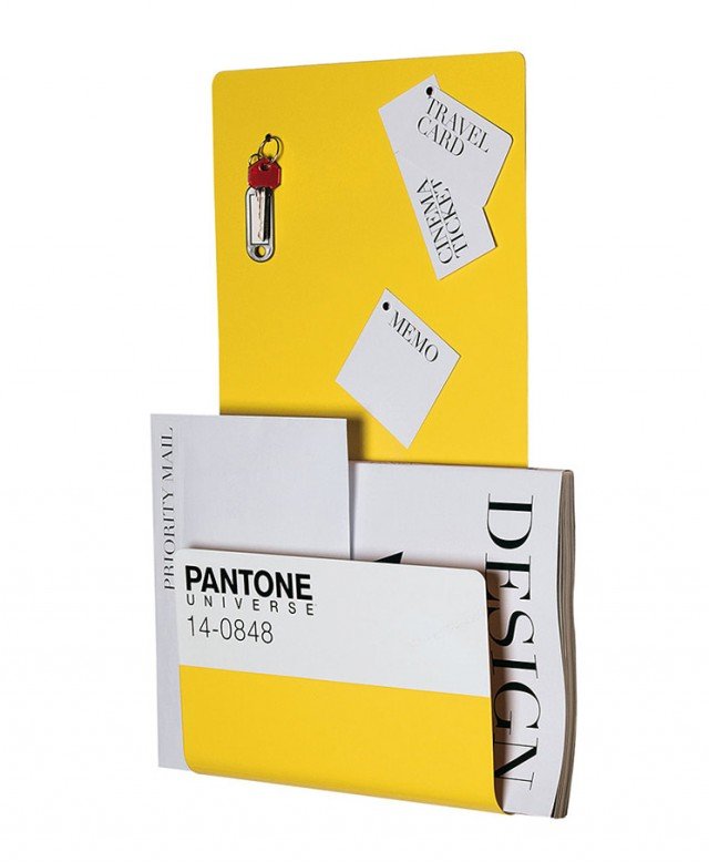 E’ un portariviste da muro e lavagna magnetica con 6 magneti, per gli amanti delle arti grafiche e più in generale per tutti coloro che amano vedere la vita a colori! Ispirato alla gamma <strong>Pantone, Seletti</strong> lo propone in una vasta gamma di colori. Realizzato in metallo misura L 22 x P 5 x H 33 cm. Prezzo 56 euro. <strong>www.seletti.it</strong> E’ un portariviste da muro e lavagna magnetica con 6 magneti, per gli amanti delle arti grafiche e più in generale per tutti coloro che amano vedere la vita a colori! Ispirato alla gamma <strong>Pantone, Seletti</strong> lo propone in una vasta gamma di colori. Realizzato in metallo misura L 22 x P 5 x H 33 cm. Prezzo 56 euro. <strong>www.seletti.it</strong>