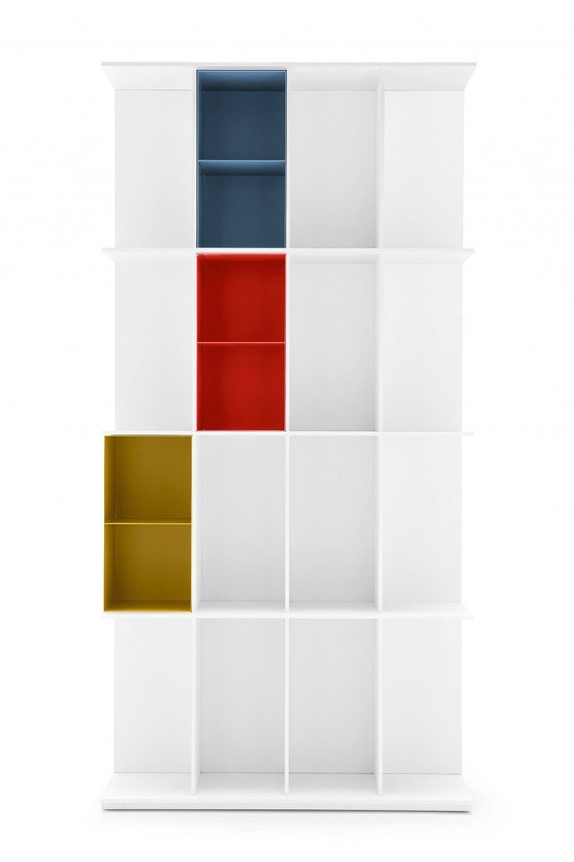 Division di Calligaris, libreria a muro in mdf laccato goffrato opaco, disponibile in due misure alte e due basse, oltre che in versione freestanding. E’ personalizzabile con contenitori in alluminio verniciato, in quattro varianti di colore. Misura L 98,5 x P 30 x H 198 cm. Prezzo 1.193 euro, contenitore 108 euro l’uno. www.calligaris.it Division di Calligaris, libreria a muro in mdf laccato goffrato opaco, disponibile in due misure alte e due basse, oltre che in versione freestanding. E’ personalizzabile con contenitori in alluminio verniciato, in quattro varianti di colore. Misura L 98,5 x P 30 x H 198 cm. Prezzo 1.193 euro, contenitore 108 euro l’uno. www.calligaris.it