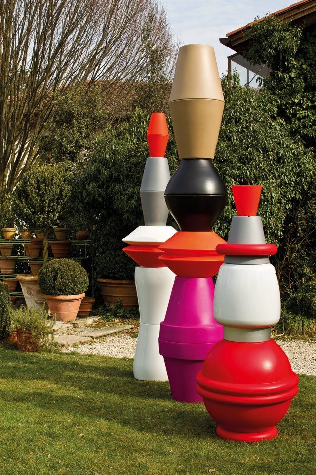 Composizione di vasi di serie diversa: Kew Vase, Inorbita, Ming Small e High, Sevres Medium, Vas-Etto, Vas-Three di Serralunga. Adatti in esterno, sono in polietilene, disponibili in più varianti di colore, laccati e alcuni anche con luce. Ming High misura 66 x H 100 cm. Prezzo 330 euro iva esclusa. Vas-Etto misura 13 x H 12 cm. Prezzo 23 euro iva esclusa. www.serralunga.com Composizione di vasi di serie diversa: Kew Vase, Inorbita, Ming Small e High, Sevres Medium, Vas-Etto, Vas-Three di Serralunga. Adatti in esterno, sono in polietilene, disponibili in più varianti di colore, laccati e alcuni anche con luce. Ming High misura 66 x H 100 cm. Prezzo 330 euro iva esclusa. Vas-Etto misura 13 x H 12 cm. Prezzo 23 euro iva esclusa. www.serralunga.com