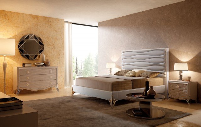 12. Stile NEOBAROCCO Il letto St Tropez è interamente rivestito in pelle color tortora e ha i piedi in acciaio sagomato con una linea sinuosa che si ispira ai modelli settecenteschi; è realizzato in legno massello certificato con metodi artigianali. Misura L 188 x P 215 x H 152 cm. Prezzo 2.345 euro. I comodini laccati sono decorati da un motivo a rombi e da pomoli design, misurano L 60 x P 42 x H 62 cm, costano 1.645 euro cad. Il comò coordinato misura L 141 x P 54 x H 100 cm, costa 1855 euro. Tutto di Stilema. www.stilema.it 12. Stile NEOBAROCCO Il letto St Tropez è interamente rivestito in pelle color tortora e ha i piedi in acciaio sagomato con una linea sinuosa che si ispira ai modelli settecenteschi; è realizzato in legno massello certificato con metodi artigianali. Misura L 188 x P 215 x H 152 cm. Prezzo 2.345 euro. I comodini laccati sono decorati da un motivo a rombi e da pomoli design, misurano L 60 x P 42 x H 62 cm, costano 1.645 euro cad. Il comò coordinato misura L 141 x P 54 x H 100 cm, costa 1855 euro. Tutto di Stilema. www.stilema.it