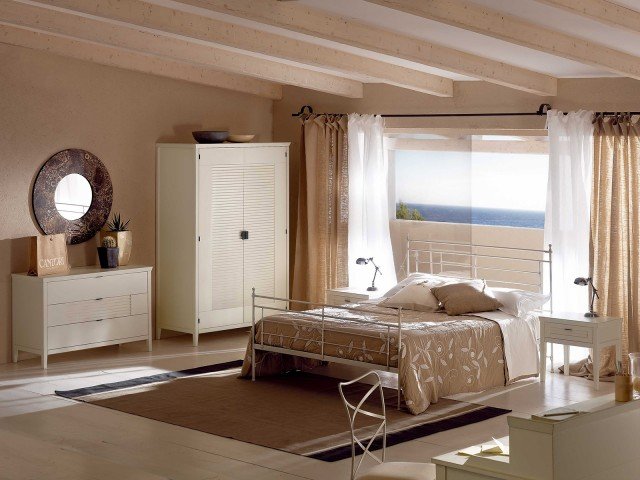 Stile RèTRO Il letto Ciro è interamente realizzato in ferro pieno trafilato nella finitura bianco patinato. Misura L 164 x P 214 x H 110 cm. Prezzo 1.850 euro. Il comodino con la struttura in legno massello con finitura bianco Ischia misura L 56,5 x P 41 x H 54 cm e costa 728 euro; il comò coordinato ha i cassetti con guide a estrazione totale, misura L 122,2 x P 51,5 x H 80 cm e costa 1.814 euro. L’armadietto ha le maniglie in ferro tagliato al laser, misura L 127 x P 63 x H 195 cm, prezzo 3.146 euro. Tutto di Cantori. www.cantori.it Stile RèTRO Il letto Ciro è interamente realizzato in ferro pieno trafilato nella finitura bianco patinato. Misura L 164 x P 214 x H 110 cm. Prezzo 1.850 euro. Il comodino con la struttura in legno massello con finitura bianco Ischia misura L 56,5 x P 41 x H 54 cm e costa 728 euro; il comò coordinato ha i cassetti con guide a estrazione totale, misura L 122,2 x P 51,5 x H 80 cm e costa 1.814 euro. L’armadietto ha le maniglie in ferro tagliato al laser, misura L 127 x P 63 x H 195 cm, prezzo 3.146 euro. Tutto di Cantori. www.cantori.it