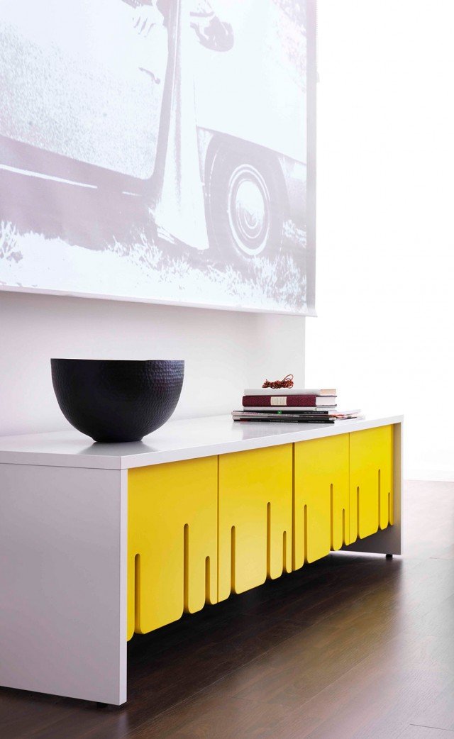 Fumettoso e allegro, Ikea PS 2012 di Ikea, è un mobile contenitore porta Tv con ante a ribalta e sistema integrato per organizzare i cavi. Sostiene un carico massimo di 50 kg e un televisore a schermo piatto di 55 pollici. Misura L 150 x P 48 x H 41. Prezzo 179 euro. www.ikea.it Fumettoso e allegro, Ikea PS 2012 di Ikea, è un mobile contenitore porta Tv con ante a ribalta e sistema integrato per organizzare i cavi. Sostiene un carico massimo di 50 kg e un televisore a schermo piatto di 55 pollici. Misura L 150 x P 48 x H 41. Prezzo 179 euro. www.ikea.it