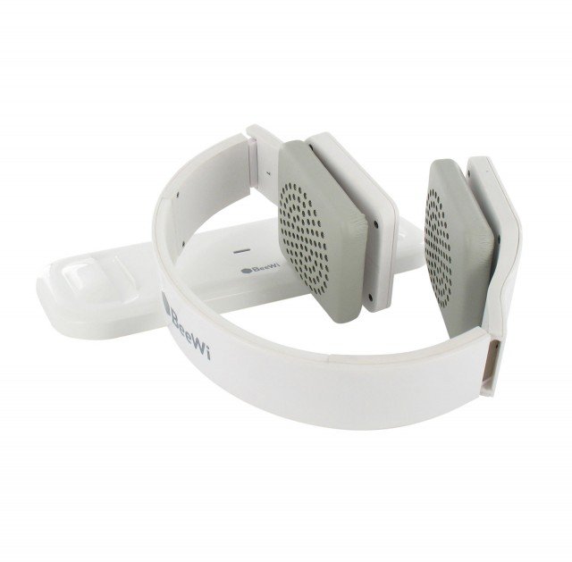 Cuffie pieghevoli dotate di custodia, BBH210 di BeeWi. Ultra compatte, hanno un’ottima qualità sonora, dispongono della tecnologia Bluetooth® 2.1 e consentono il collegamento in contemporanea a 2 differenti dispositivi senza fili. Permettono, inoltre, di prendere le telefonate anche mentre si sta ascoltando la musica, che s’interrompe automaticamente se suona il cellulare. Hanno un’autonomia di 5 ore in modalità musica, 6 ore in comunicazione e 120 ore in stand by. Compatibili con qualsiasi cellulare, pesano solo 40 gr. Misure L 15,8 x P 14,8 x H 2,6. Prezzo 59,90. www.bee-wi.com Cuffie pieghevoli dotate di custodia, BBH210 di BeeWi. Ultra compatte, hanno un’ottima qualità sonora, dispongono della tecnologia Bluetooth® 2.1 e consentono il collegamento in contemporanea a 2 differenti dispositivi senza fili. Permettono, inoltre, di prendere le telefonate anche mentre si sta ascoltando la musica, che s’interrompe automaticamente se suona il cellulare. Hanno un’autonomia di 5 ore in modalità musica, 6 ore in comunicazione e 120 ore in stand by. Compatibili con qualsiasi cellulare, pesano solo 40 gr. Misure L 15,8 x P 14,8 x H 2,6. Prezzo 59,90. www.bee-wi.com