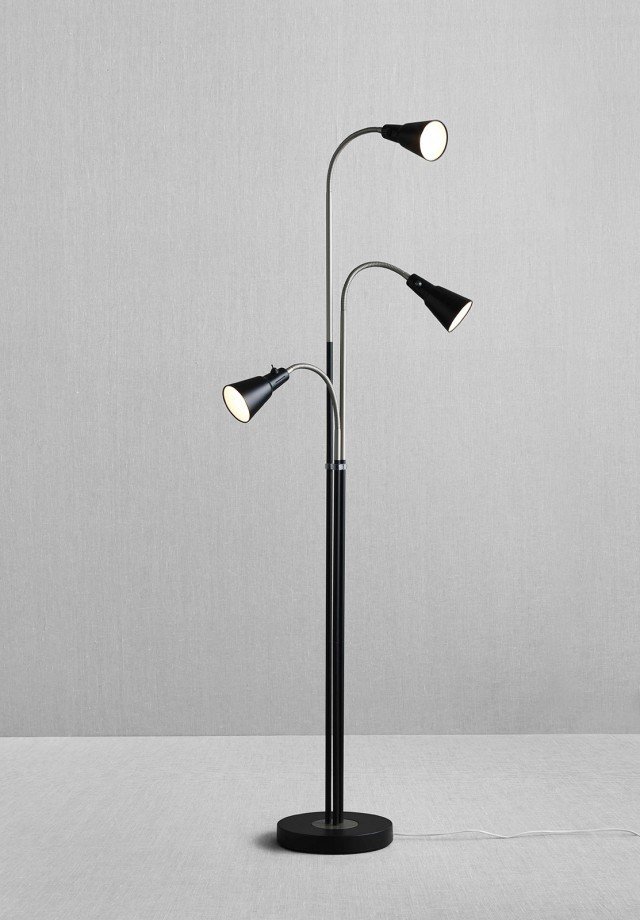 I faretti ad accensione individuale e con orientamento indipendente di Kvart di Ikea, consentono un utilizzo della lampada sia come luce da lettura, sia per un’illuminazione indiretta. Misura base Ø 25 x H 176 cm, faretto Ø 8 cm. Prezzo 39,99 euro. www.ikea.it I faretti ad accensione individuale e con orientamento indipendente di Kvart di Ikea, consentono un utilizzo della lampada sia come luce da lettura, sia per un’illuminazione indiretta. Misura base Ø 25 x H 176 cm, faretto Ø 8 cm. Prezzo 39,99 euro. www.ikea.it