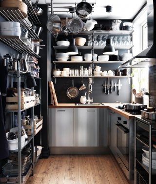 Dispensa cucina di Ikea organizzata con scaffali in acciaio galvanizzato Hyllis Dispensa cucina di Ikea organizzata con scaffali in acciaio galvanizzato Hyllis