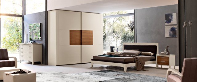 Stile CLASSICO Il letto Ligustro ha la testata imbottita rivestita in ecopelle e la struttura in frassino spazzolato. Misura L 175 x P 222 x H 100 cm. Prezzo 1.021 euro (in promozione fino al 21/12/2013 a 800 euro). I comodini coordinati Muscari a due cassetti misurano L 57 x P 40 x h 57 cm e costano 586 euro cad. (in promozione fino al 21/12/2013 a 505 euro cad.). Il comò Lauro a quattro cassetti in frassino spazzolato disponibile in diverse finiture ha il marchio a fuoco Le Fablier che distingue gli originali dalle imitazioni, misura L 132 x P 53 x H 96 cm, prezzo 1.417 euro (in promozione fino al 21/12/2013 a 1.180 euro). L’armadio Agrifoglio in frassino spazzolato ha due ante scorrevoli con specchio fumè, misura L 295 x P 67 x H 250 cm, costa 3.395 euro (in promozione fino al 21/12/2013 a 3.110 euro). Tutto di Le Fablier. www.lefablier.com Stile CLASSICO Il letto Ligustro ha la testata imbottita rivestita in ecopelle e la struttura in frassino spazzolato. Misura L 175 x P 222 x H 100 cm. Prezzo 1.021 euro (in promozione fino al 21/12/2013 a 800 euro). I comodini coordinati Muscari a due cassetti misurano L 57 x P 40 x h 57 cm e costano 586 euro cad. (in promozione fino al 21/12/2013 a 505 euro cad.). Il comò Lauro a quattro cassetti in frassino spazzolato disponibile in diverse finiture ha il marchio a fuoco Le Fablier che distingue gli originali dalle imitazioni, misura L 132 x P 53 x H 96 cm, prezzo 1.417 euro (in promozione fino al 21/12/2013 a 1.180 euro). L’armadio Agrifoglio in frassino spazzolato ha due ante scorrevoli con specchio fumè, misura L 295 x P 67 x H 250 cm, costa 3.395 euro (in promozione fino al 21/12/2013 a 3.110 euro). Tutto di Le Fablier. www.lefablier.com