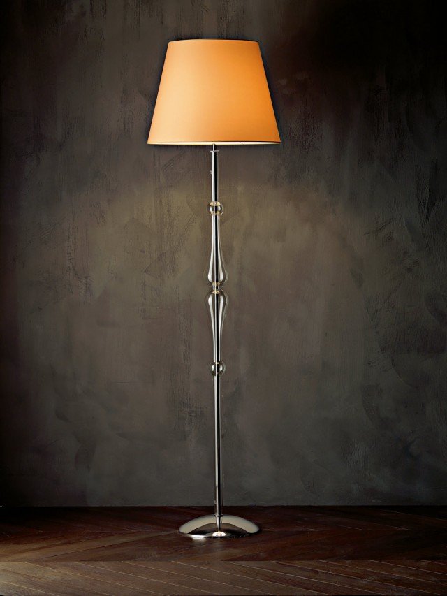 In metallo cromato sagomato la base di Miss di Le Fablier ha un inserto in pirex trasparente interamente lavorato a mano. Mentre il paralume conico è in tessuto liscio, disponibile in bianco, giallo o nero. Misura Ø 48 x H 180 cm. Prezzo 815 euro. www.lefablier.it In metallo cromato sagomato la base di Miss di Le Fablier ha un inserto in pirex trasparente interamente lavorato a mano. Mentre il paralume conico è in tessuto liscio, disponibile in bianco, giallo o nero. Misura Ø 48 x H 180 cm. Prezzo 815 euro. www.lefablier.it