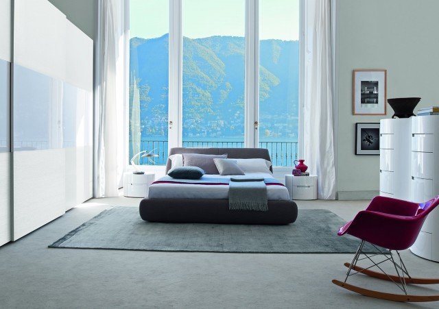 Stile MODERNO Il letto Milord ha una linea morbida, è imbottito ed è completamente sfoderabile. Misura L 199 x P 233 x H 77 cm Prezzo 1.668 euro. I comodini Swing sono in rovere laccato opaco, misurano L 55 x P 43,3 x H 43,3 cm e costano nella versione base 430 euro. I settimini Swing coordinati misurano L 62 x P 53,5 x H 121,6 cm e costano nella versione base 1.098 euro cad. L’armadio Discovery è dotato di ante scorrevoli Flat con pannelli in Rovere laccato bianco opaco e bianco lucido, misura L 274,5 x P 59 x H 254,5 cm e costa 1.825 euro nella versione base. Tutto di Doimo Design. www.doimodesign.it Stile MODERNO Il letto Milord ha una linea morbida, è imbottito ed è completamente sfoderabile. Misura L 199 x P 233 x H 77 cm Prezzo 1.668 euro. I comodini Swing sono in rovere laccato opaco, misurano L 55 x P 43,3 x H 43,3 cm e costano nella versione base 430 euro. I settimini Swing coordinati misurano L 62 x P 53,5 x H 121,6 cm e costano nella versione base 1.098 euro cad. L’armadio Discovery è dotato di ante scorrevoli Flat con pannelli in Rovere laccato bianco opaco e bianco lucido, misura L 274,5 x P 59 x H 254,5 cm e costa 1.825 euro nella versione base. Tutto di Doimo Design. www.doimodesign.it
